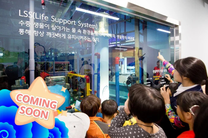 Du khách tham gia Tour Back-of-House (BOH) khám phá hệ thống hỗ trợ sự sống (LSS) tại Thủy Cung Lotte Tây Hồ