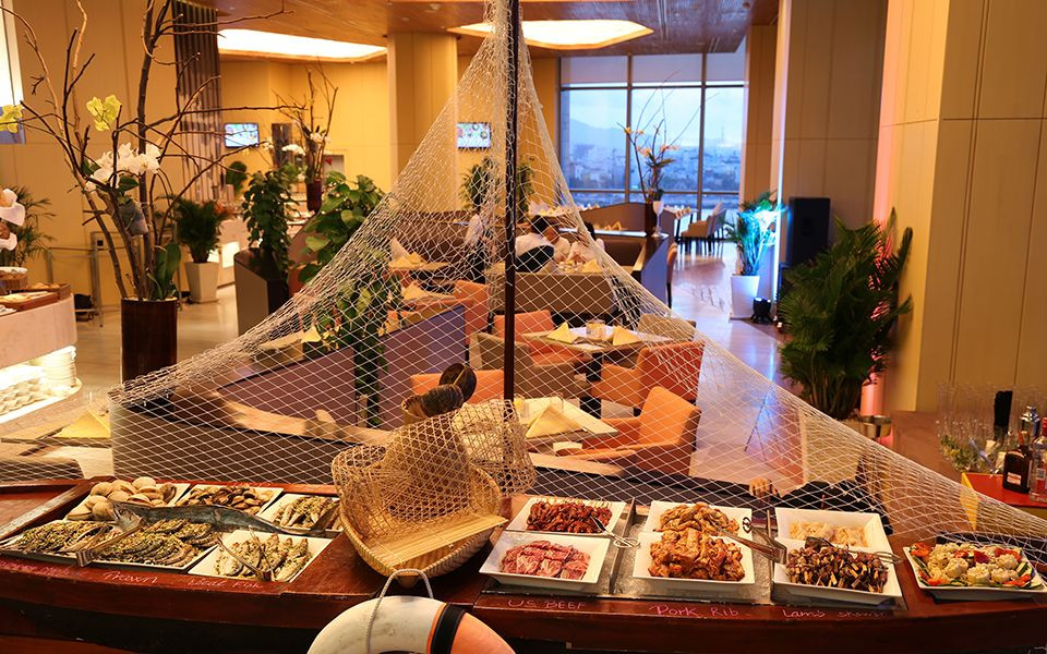 The Square Premier Buffet Novotel chuẩn 5 sao