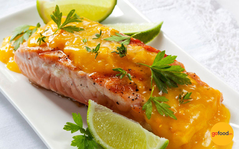 Đĩa cá hồi sốt chanh dây hấp dẫn, kết hợp hài hòa dinh dưỡng