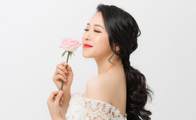 Người phụ nữ làm việc tập trung thể hiện sự thông minh và tài năng, xứng đáng nhận những lời khen xinh đẹp