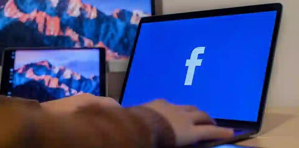 Màn hình cảnh báo về việc lưu thông tin đăng nhập tài khoản Facebook