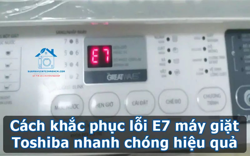 Kỹ thuật viên kiểm tra và sửa lỗi E7 máy giặt Toshiba