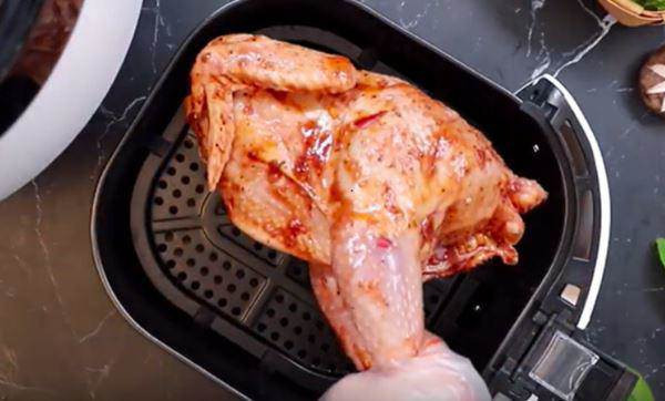 Gà nguyên con đã được tẩm ướp gia vị sẵn sàng cho món gà tiềm ớt hiểm