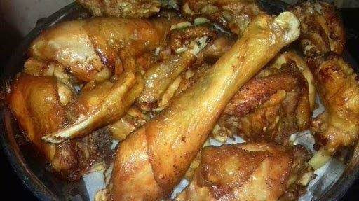 Gà đã được chiên vàng đều hai mặt, chuẩn bị cho vào nồi lẩu gà tiềm ớt hiểm
