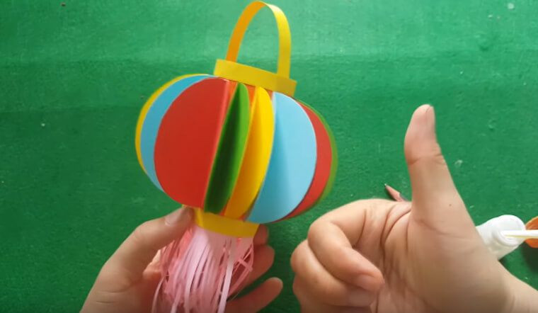Cách làm đèn lồng giấy màu lung linh, đẹp mắt cho không khí Tết thiếu nhi.