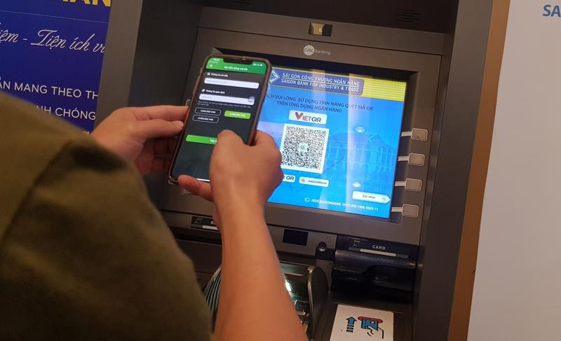 Minh họa cách rút tiền không cần thẻ ATM Agribank bằng mã QR trên điện thoại và máy ATM