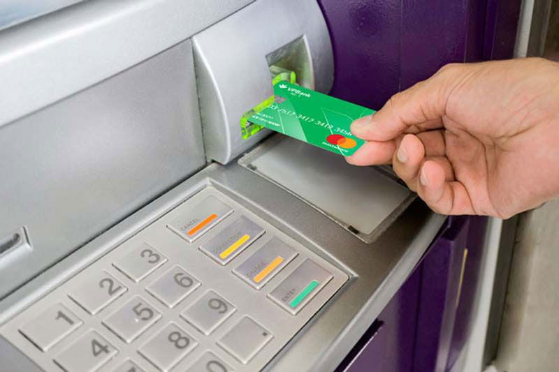 Người dùng đưa thẻ ATM Agribank vào khe máy ATM đúng chiều