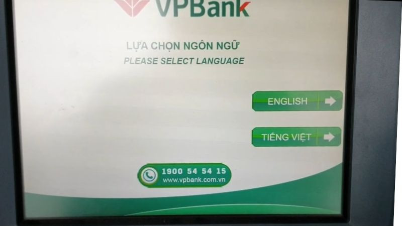 Màn hình ATM Agribank hiển thị các tùy chọn ngôn ngữ, người dùng chọn Tiếng Việt