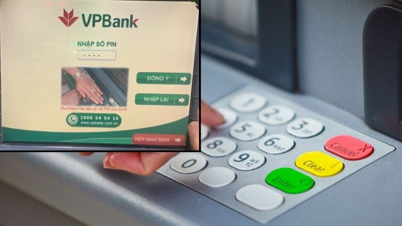 Người dùng che tay khi nhập mã PIN thẻ ATM Agribank trên bàn phím máy ATM