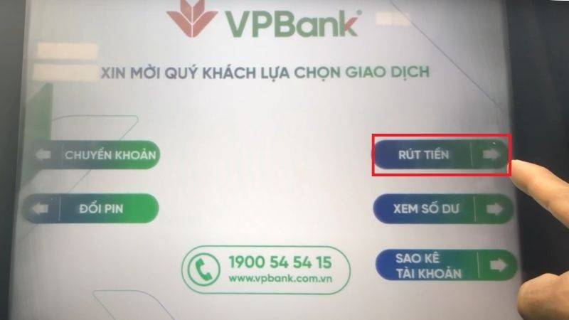 Màn hình máy ATM Agribank hiển thị các chức năng giao dịch, người dùng chọn Rút tiền