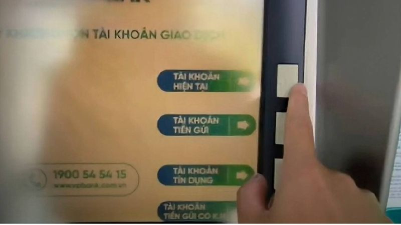 Màn hình máy ATM Agribank yêu cầu chọn loại tài khoản, người dùng chọn Tài khoản thanh toán