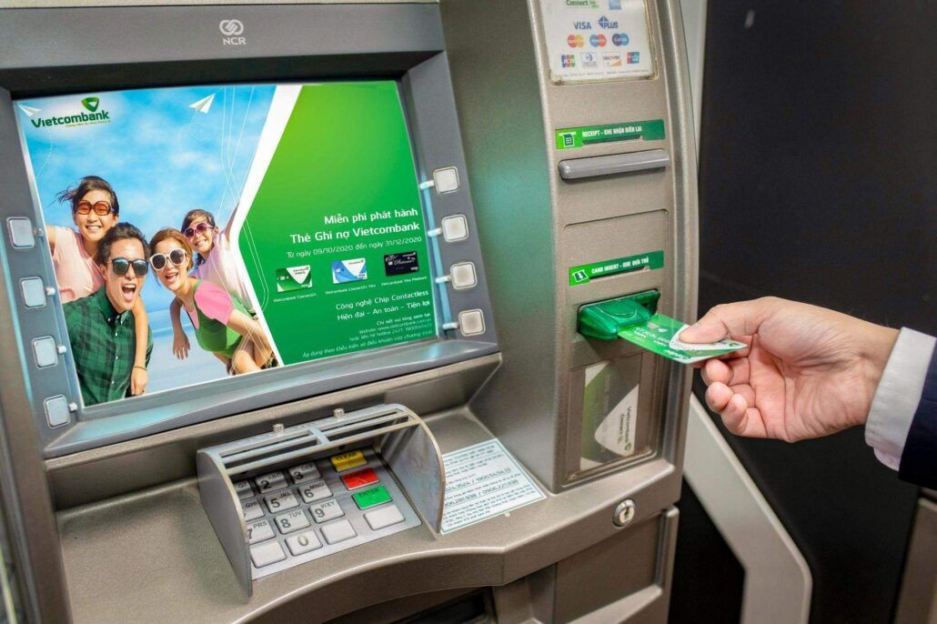 Hình ảnh minh họa các bước rút tiền tại cây ATM Vietcombank