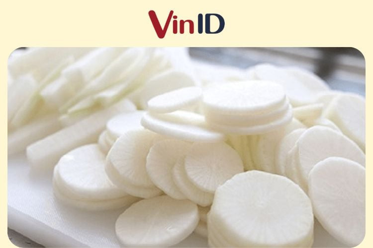 Củ cải trắng được thái lát đều chuẩn bị cho món muối