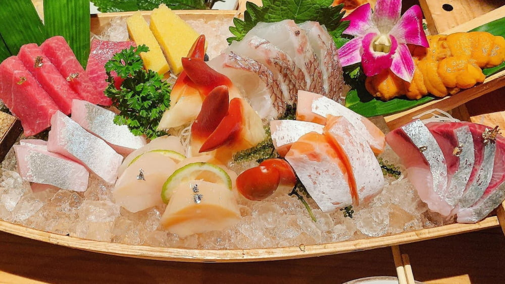 Sushi và sashimi tươi rói với nguyên liệu cao cấp nhập khẩu tại Nhân Sushi-Bito, điểm đến ẩm thực Nhật Quận 1.