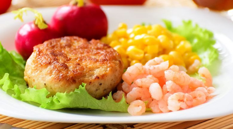 Chả tôm thịt lợn chiên vàng ăn kèm bún và rau sống