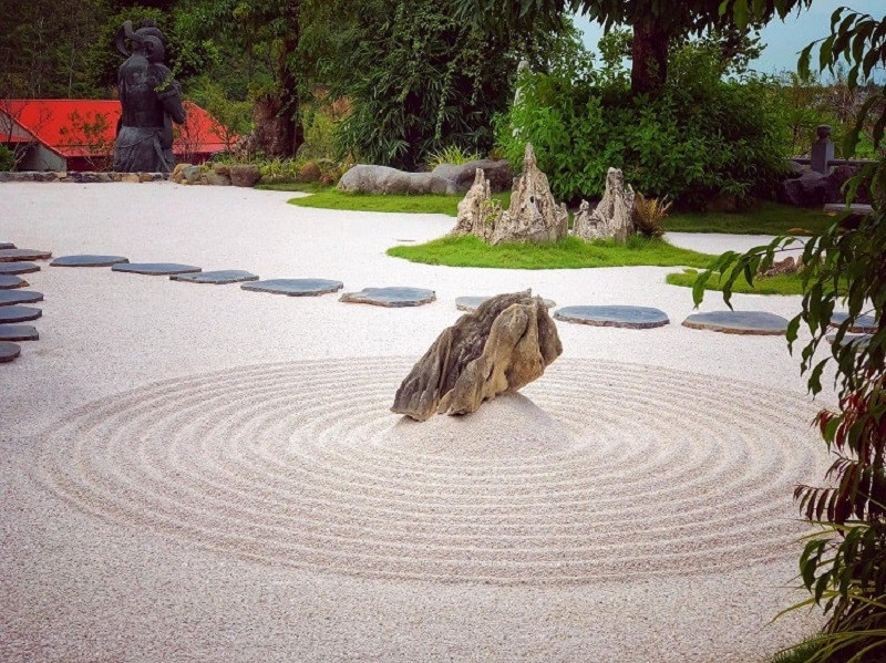 Mười hai vòng tròn sỏi trắng tượng trưng cho 12 nhân duyên cuộc đời tại chùa Địa Tạng Phi Lai Tự