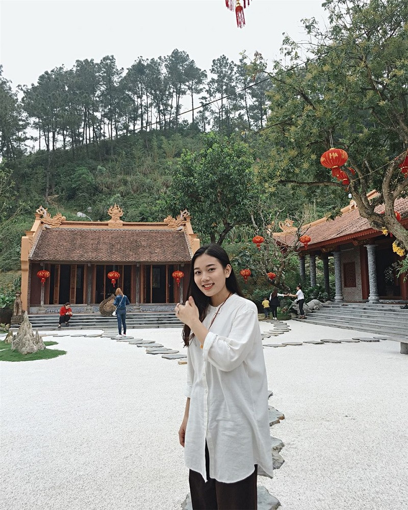 Du khách trẻ tuổi lưu giữ khoảnh khắc đáng nhớ tại không gian an yên của chùa Địa Tạng Phi Lai Tự