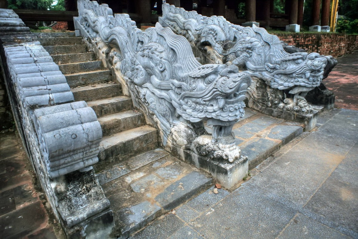 Cổng vào khu trung tâm của cố đô Lam Kinh với những bậc đá cổ kính, mang đậm dấu ấn thời gian và kiến trúc phong kiến