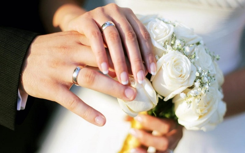 Đôi uyên ương ký giấy đăng ký kết hôn, chọn ngày tốt tháng 8 cho sự khởi đầu hạnh phúc viên mãn.