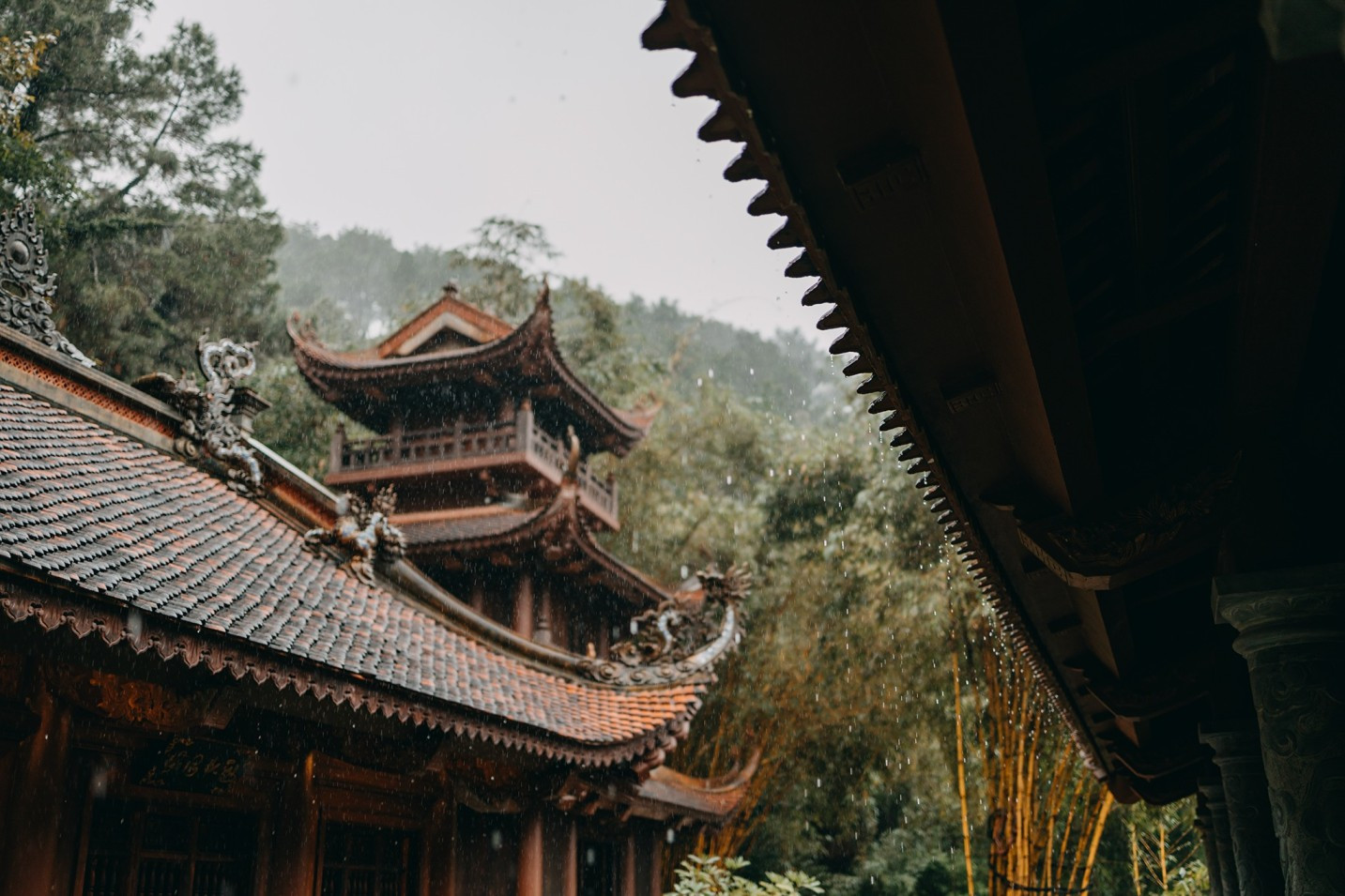 Mái ngói cổ kính của chùa Địa Tạng Phi Lai Tự với hoa văn đậm phong cách kiến trúc Lý Trần