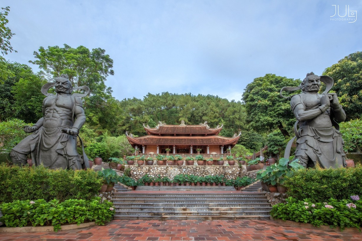 Sân chùa Địa Tạng Phi Lai Tự rộng lớn lát sỏi trắng tinh khôi, tạo không gian thiền tịnh