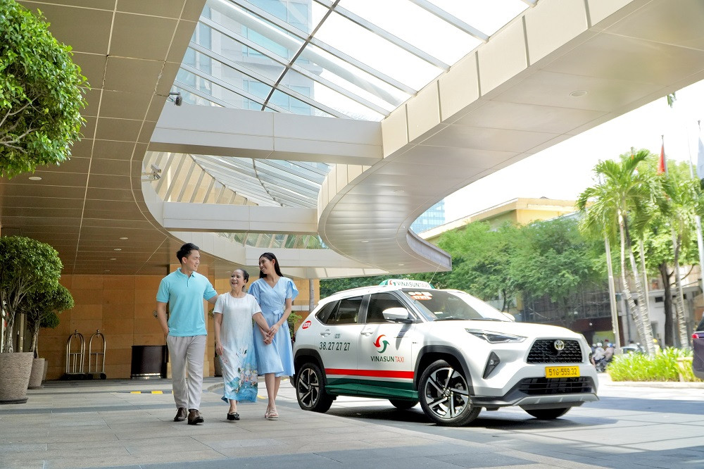Dịch vụ taxi Vũng Tàu Vinasun, xe taxi màu xanh trắng hoạt động trên đường phố.