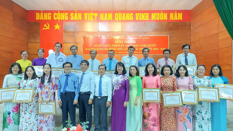 Đội ngũ y bác sĩ tận tâm, giàu kinh nghiệm tại Bệnh viện Sản Nhi An Giang, mang lại niềm tin cho bệnh nhân