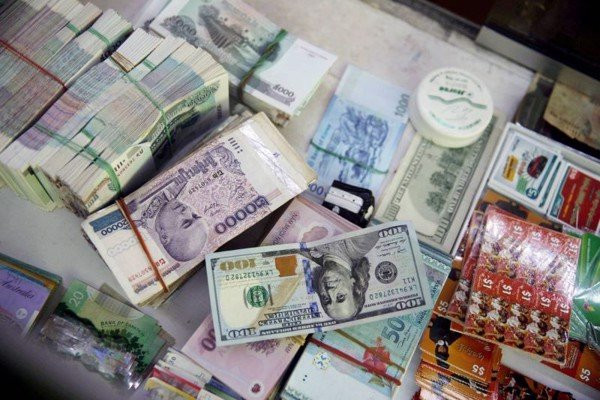 Quầy đổi tiền tại cửa khẩu