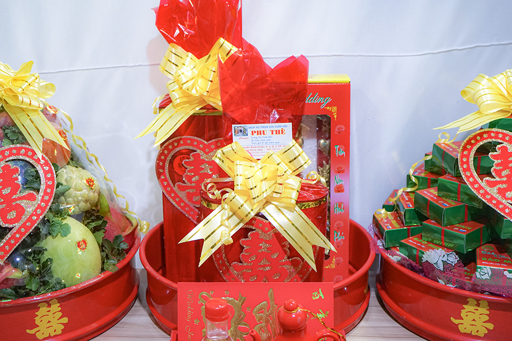 Mâm trà rượu trang trọng, thể hiện sự chu đáo của nhà trai và lòng hiếu kính dâng lên tổ tiên.