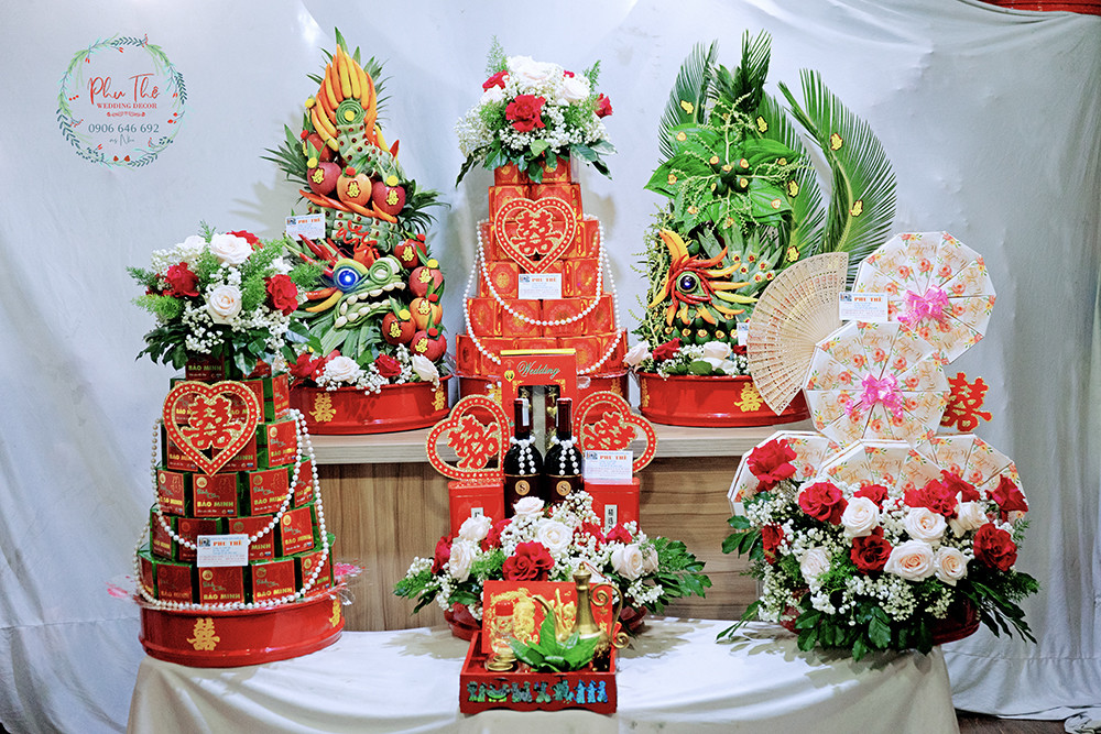 Hình ảnh mâm quả cưới truyền thống với đầy đủ lễ vật, được trang trí tinh xảo, thể hiện nét đẹp văn hóa cưới hỏi Việt Nam.