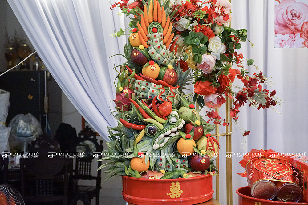 Mâm ngũ quả cưới với nhiều loại trái cây tươi ngon, màu sắc rực rỡ, mang ý nghĩa sung túc và may mắn cho đôi uyên ương.