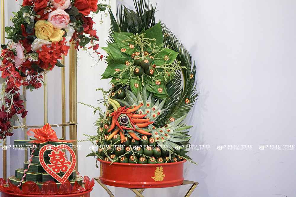 Mâm trầu cau được xếp đặt khéo léo, biểu tượng cho tình yêu bền chặt và sự khởi đầu câu chuyện tình duyên.