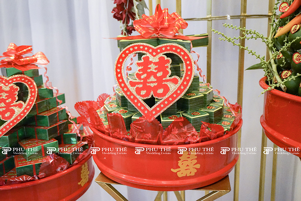 Mâm bánh phu thê được bày trí đẹp mắt, tượng trưng cho tình nghĩa vợ chồng son sắt, thủy chung.