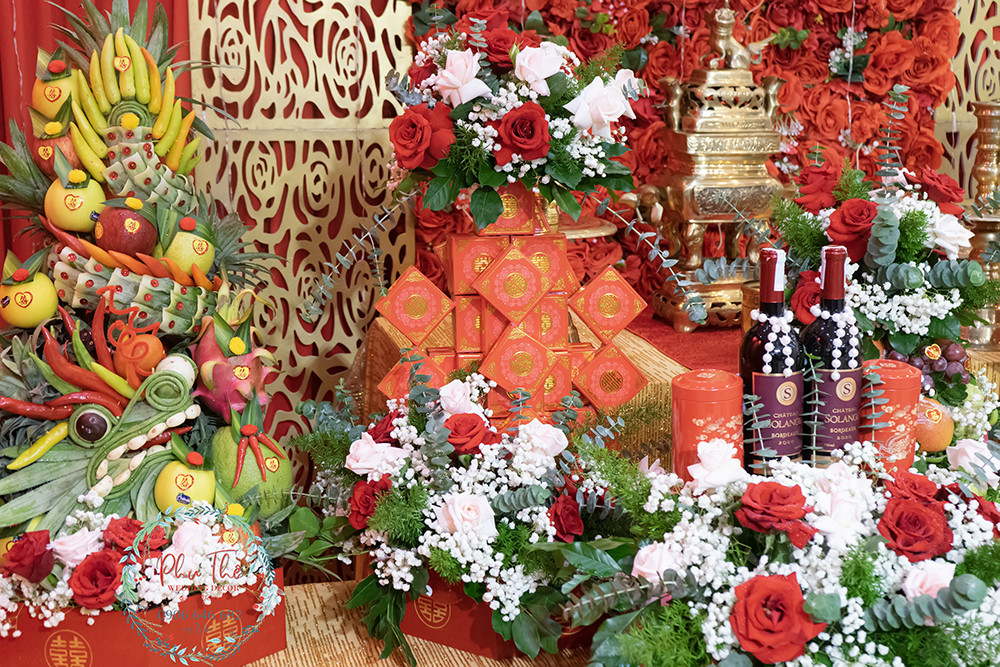 Mâm bánh trái với nhiều loại bánh được trang trí tinh tế, chất lượng cao, thể hiện sự tỉ mỉ trong khâu chuẩn bị.
