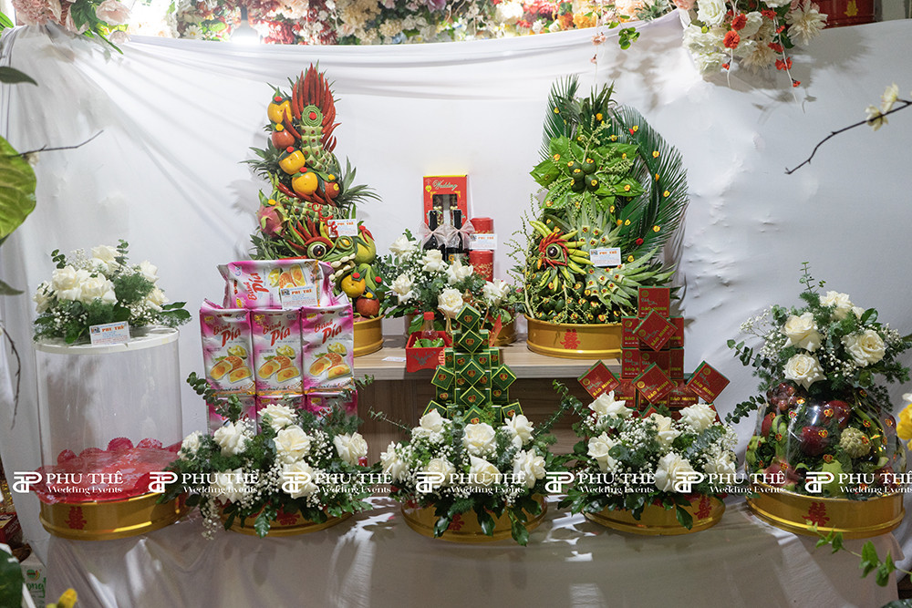 Mâm quả cưới miền Nam nổi bật với bánh phu thê màu vàng, tượng trưng cho sự giàu có và sung túc.