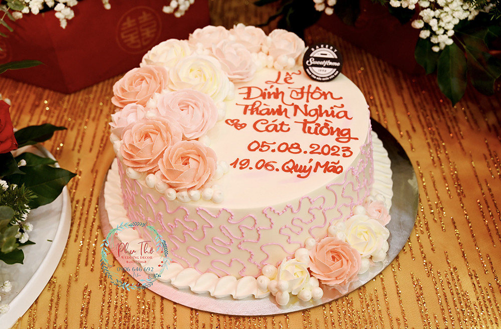 Mâm bánh kem cưới trang trí tinh xảo, thể hiện sự ngọt ngào, hiện đại và sự tôn trọng của nhà trai dành cho nhà gái.