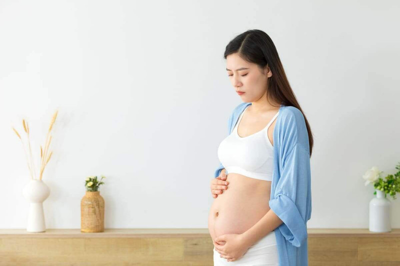 Minh họa biến chứng của dư ối: Khó thở và nguy cơ vỡ ối sớm