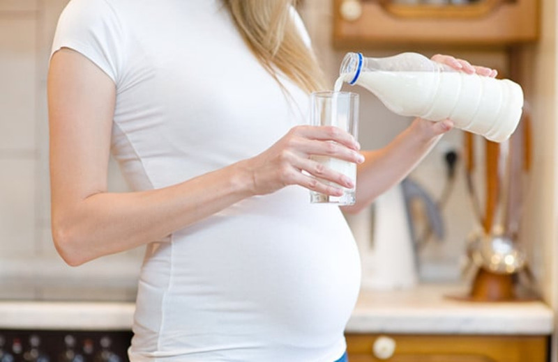Bà bầu đang uống sữa tươi không đường, giải đáp thắc mắc về chế độ dinh dưỡng khi dư ối