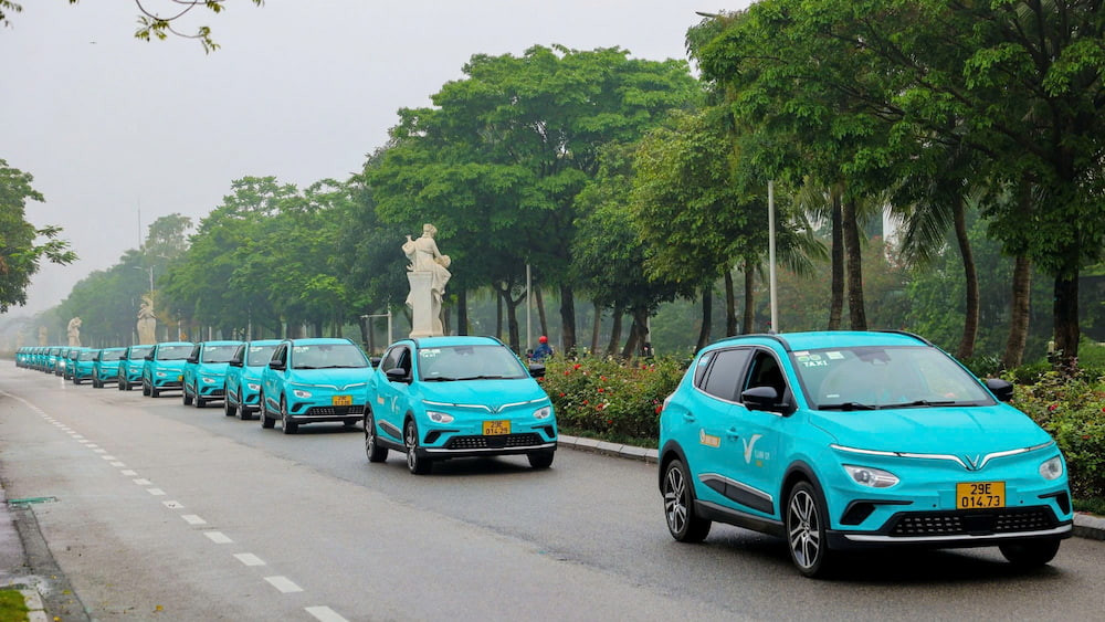 Taxi điện Xanh SM sẵn sàng đưa đón khách hàng đến các nhà hàng Nhật Quận 1, di chuyển tiện lợi và thân thiện môi trường.