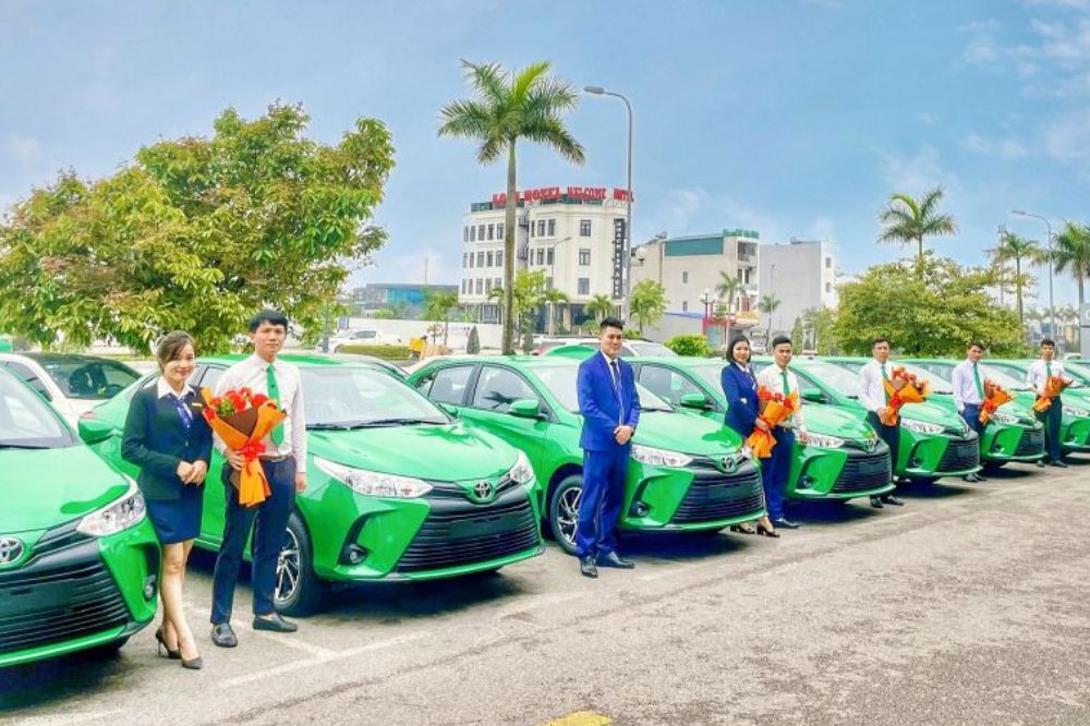 Hình ảnh nhân viên taxi Mai Linh chuyên nghiệp và tận tâm phục vụ khách hàng, thể hiện sự chuyên nghiệp của dịch vụ