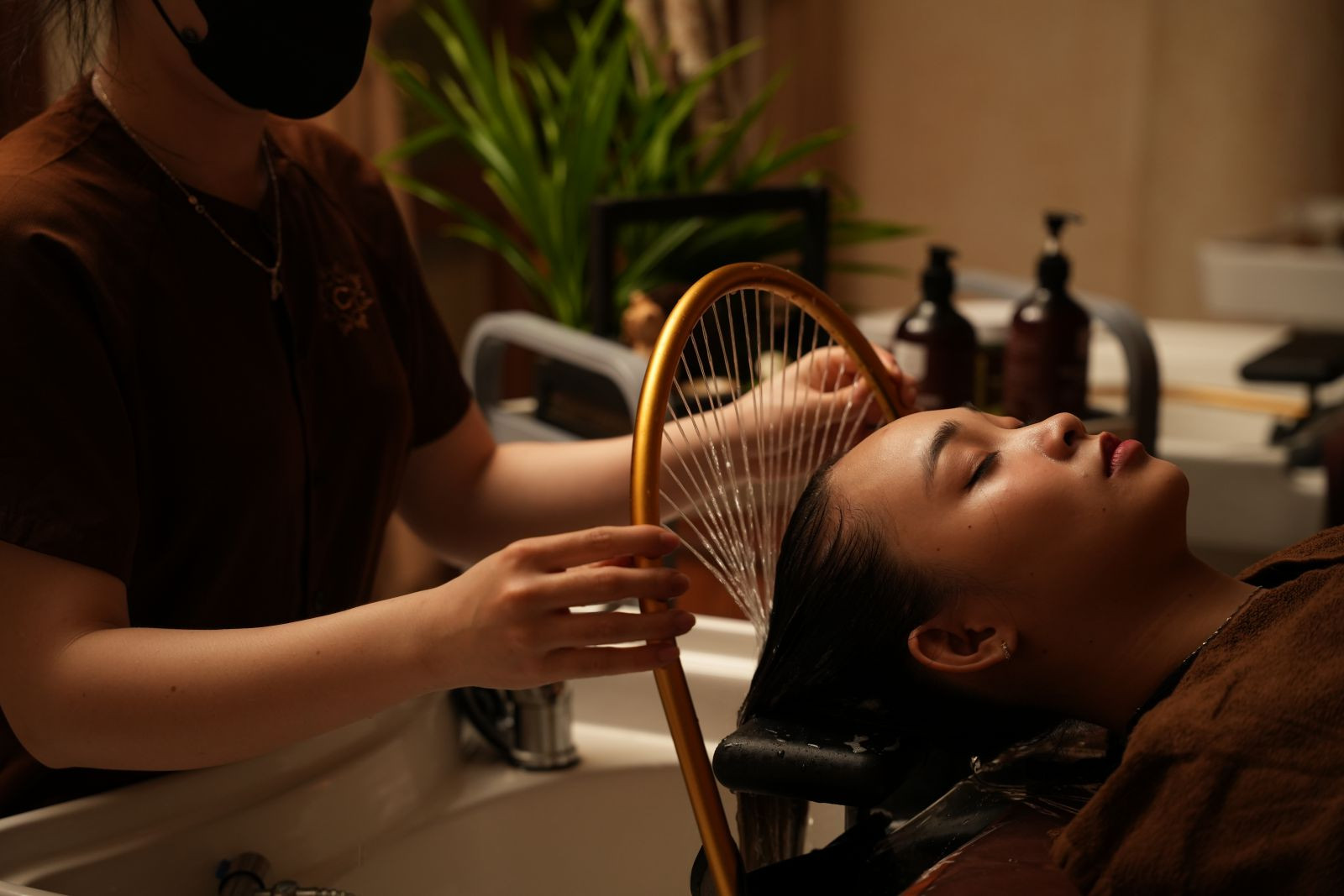 Gội đầu dưỡng sinh với thảo dược thiên nhiên tại Charm Spa Đà Nẵng
