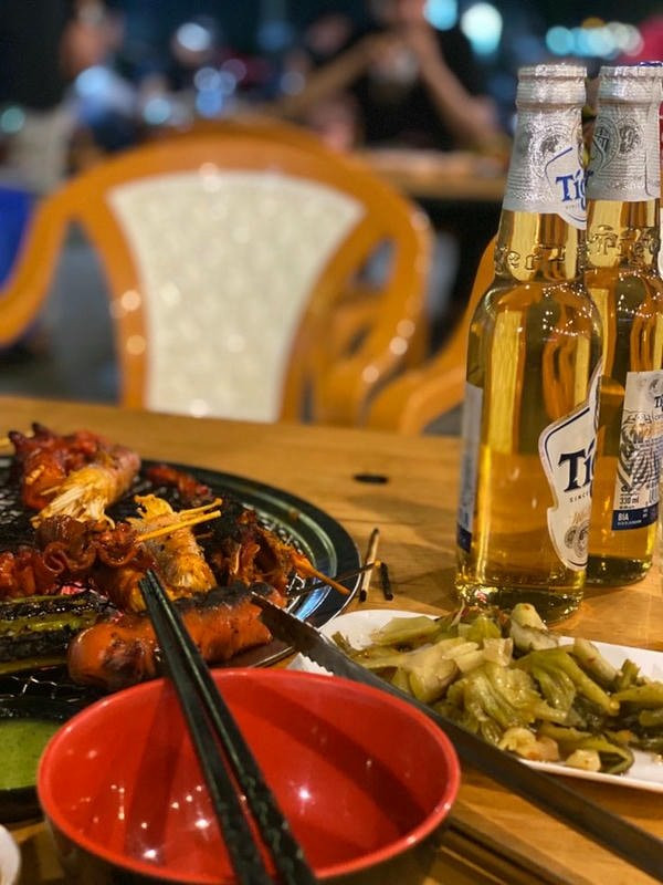 Bàn nhậu đơn độc trên sân thượng, hình ảnh nhậu một mình đầy phiêu lãng và riêng tư.