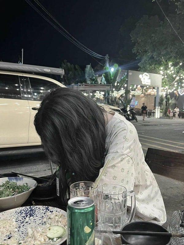 Tay cầm ly rượu vang, hình ảnh nhậu một mình sang trọng nhưng vẫn mang nét cô đơn.