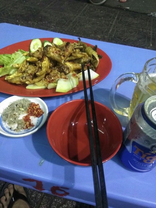 Bóng lưng một người ngồi trên cầu, nhậu một mình với ly bia và ngắm cảnh.
