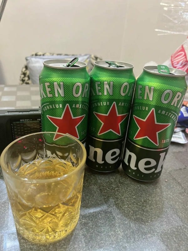 Cốc bia trên bàn trong không gian tối, sự tĩnh lặng của khoảnh khắc nhậu một mình.