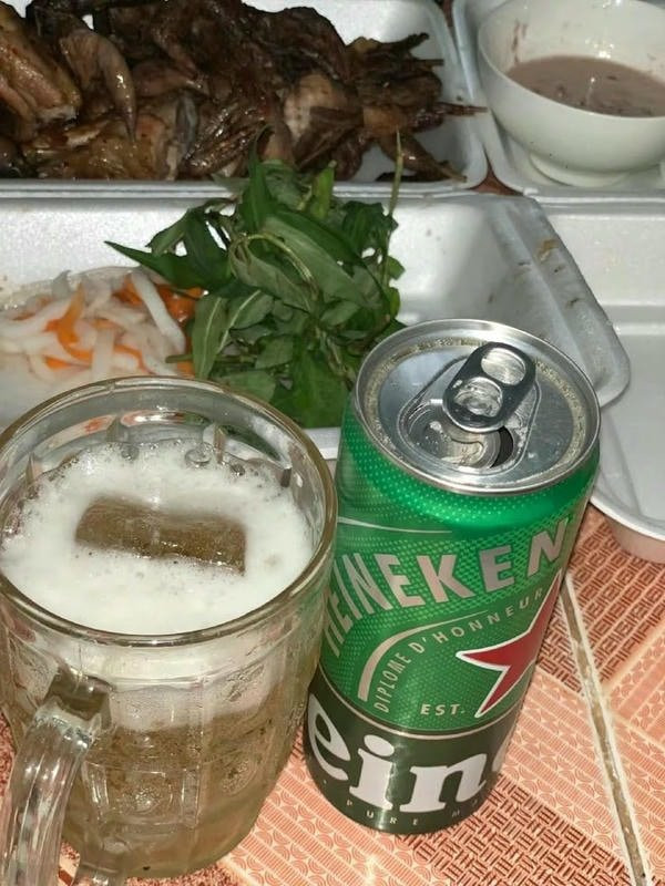 Hình ảnh nhậu một mình với ly bia và chiếc điện thoại, biểu tượng của sự kết nối nhưng vẫn cô đơn.