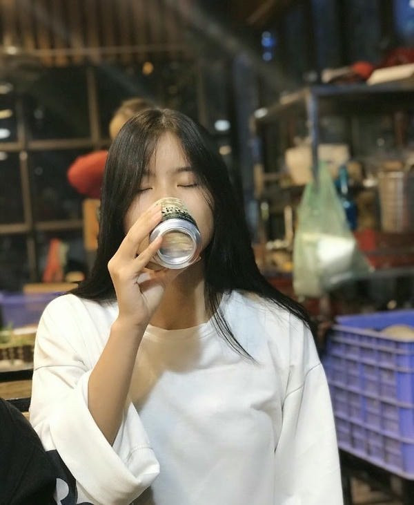 Chàng trai ngồi lặng lẽ với ly nước, không khí trầm tư của một buổi tối nhậu một mình.