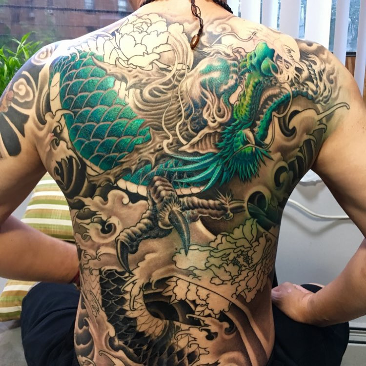 Hình xăm rồng full lưng màu xanh lục bảo độc đáo