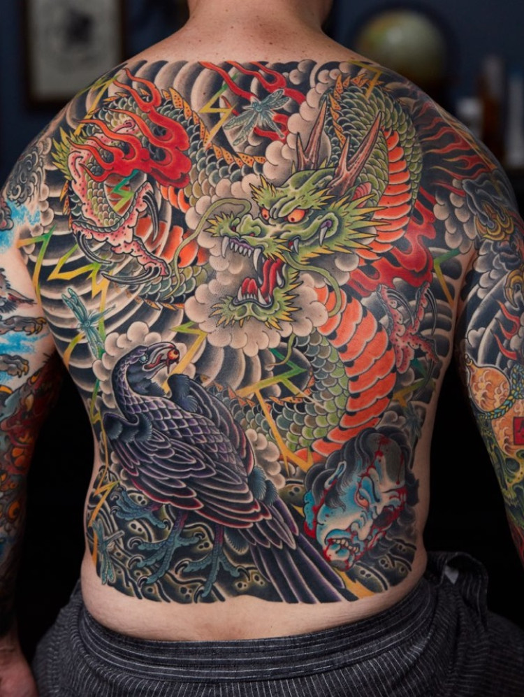 Hình xăm rồng full lưng oai hùng chiến đấu cùng phượng hoàng