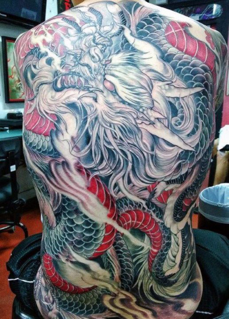 Tattoo rồng full lưng thể hiện sức mạnh phi thường